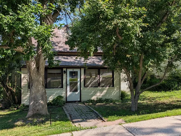 18 Susan St W, Huntsville, ON P1H 1X4