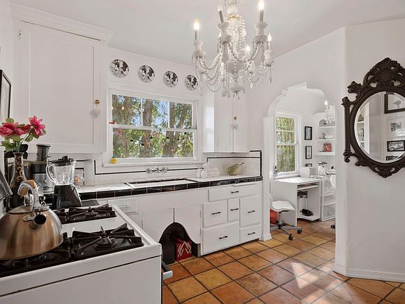 4th image of 923 Westmount Dr