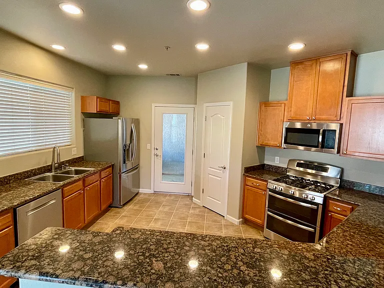 1012 Vessona Cir — Photo 2