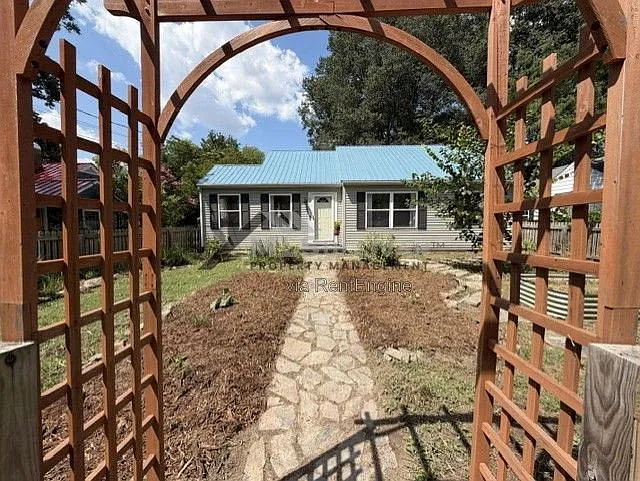 3 bed, 1.0 bath, 1217 sqft, $1,850 — Photo 2