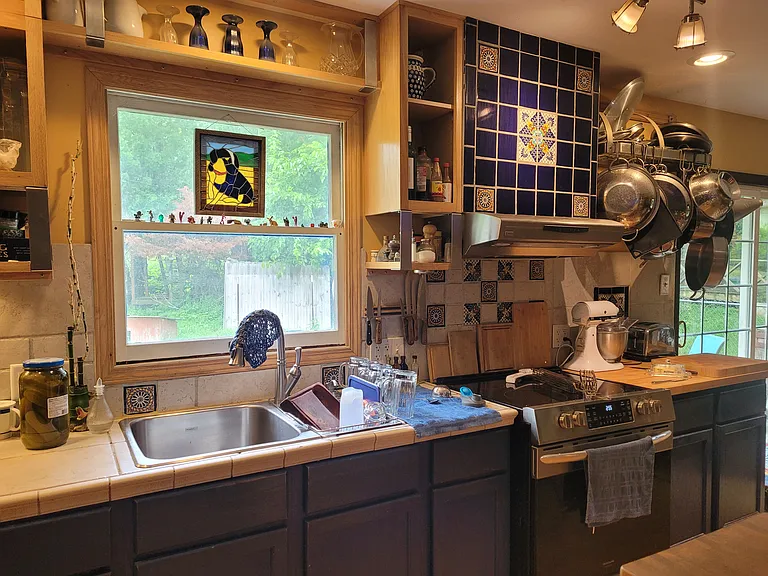 Island has a second prep sink and dishwasher.