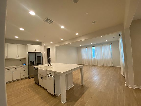 KITCHEN & GREAT ROOM - OPEN CONCEPT LIVING