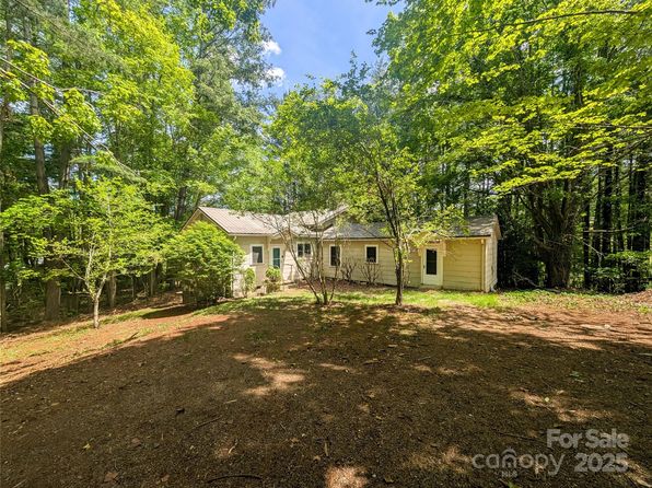 51 Woodland Hills Dr, Burnsville, NC 28714