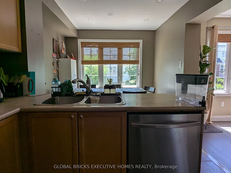 1218 Lamont Cres — Photo 10