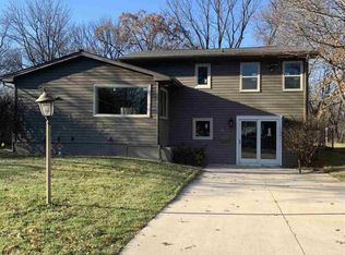 1149 Oakview Dr, Columbus Junction, IA 52738