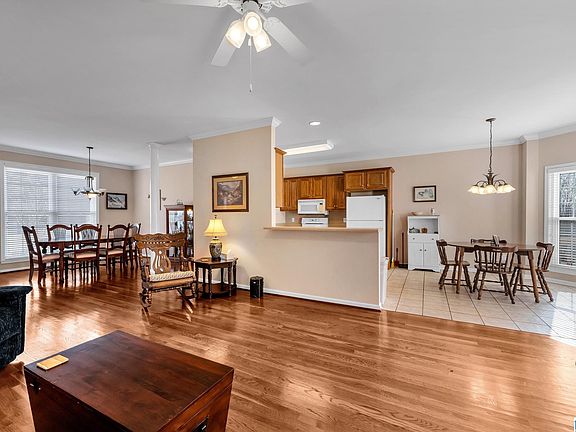 5th image of 116 N Village Dr
