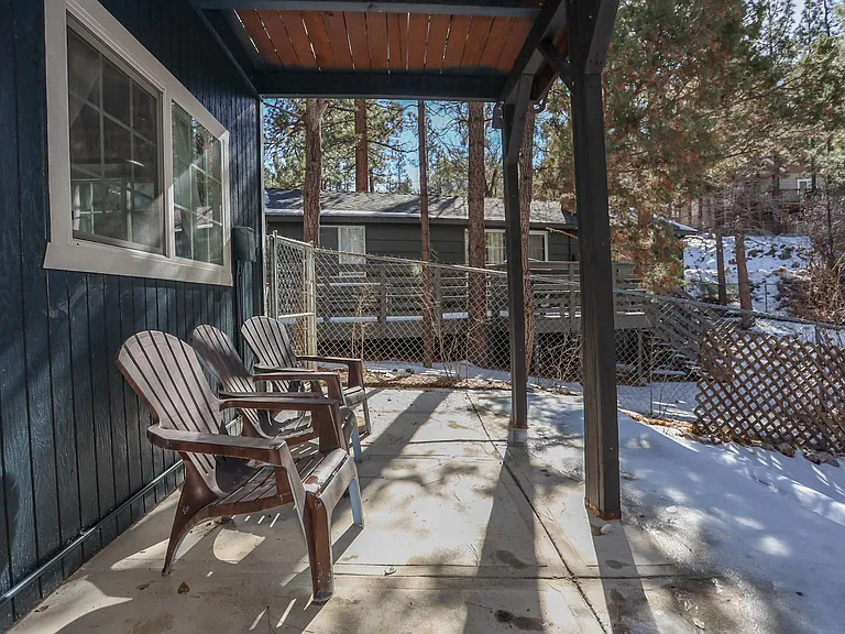 325 Hilltop Ln — Photo 4