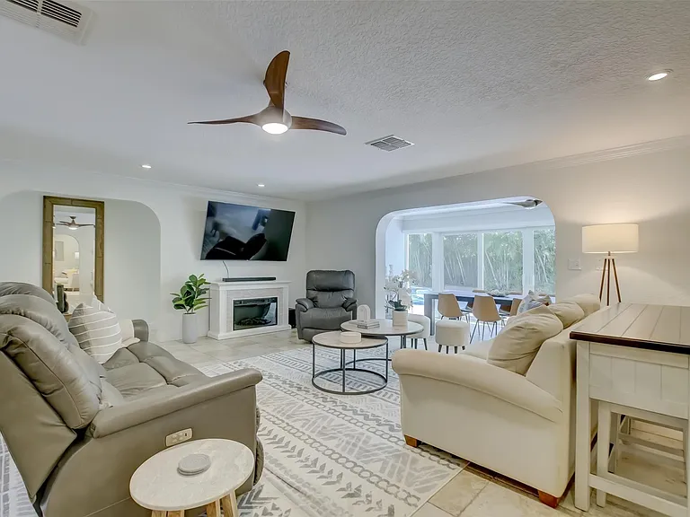 2600 N Riverside Dr — Photo 6