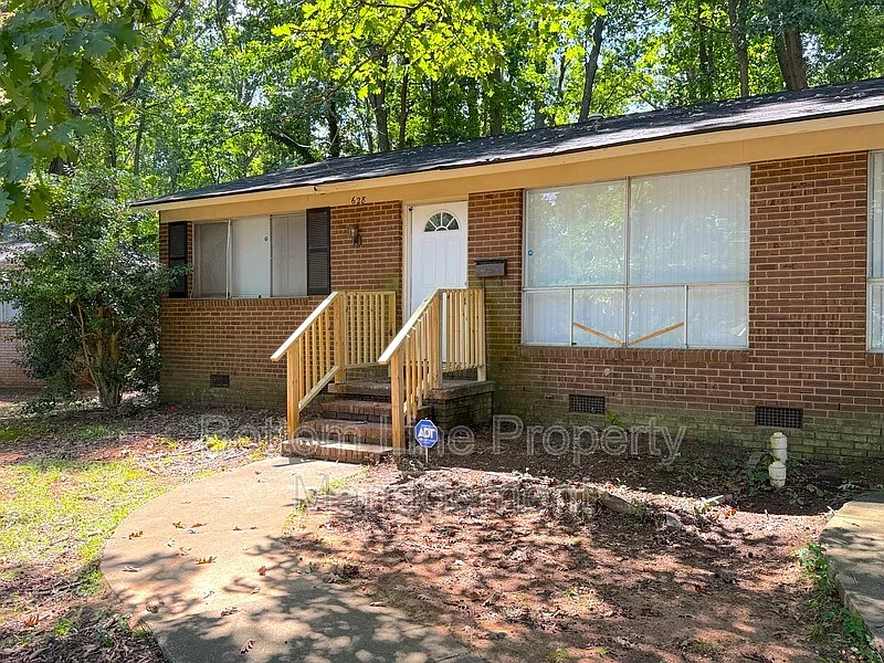 2 bed, 1.0 bath, 915 sqft, $1,250 — Photo 2