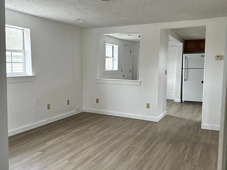 410 W 31st St — Photo 2