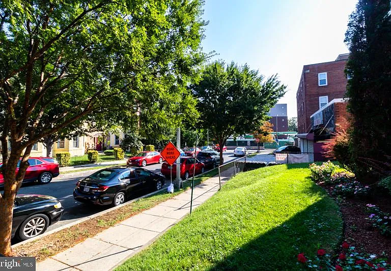 321 Adams St NE — Photo 5