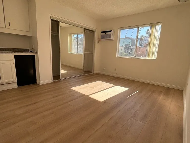 Wilshire Kenmore Towers — Photo 10