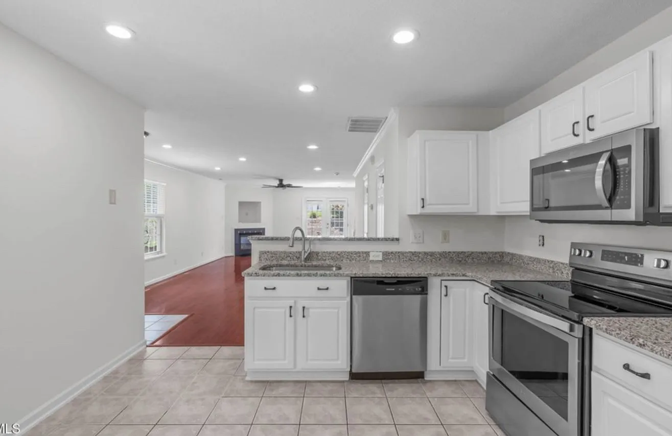 3 bed, 2.5 bath, 1943 sqft, $2,050 — Photo 4