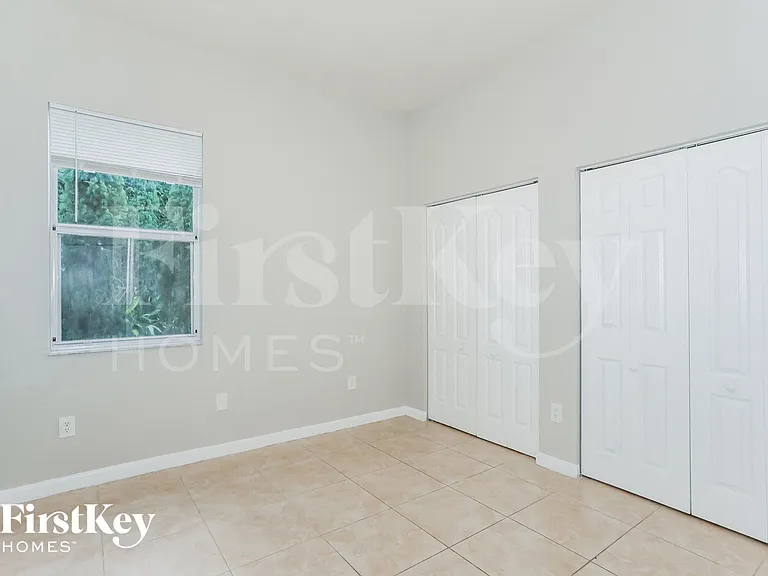 1700 NE 37th Pl — Photo 12