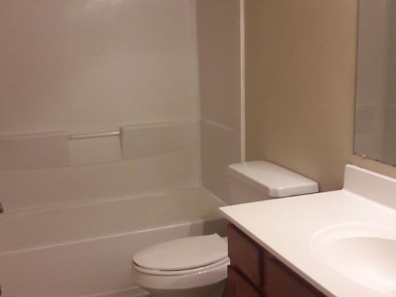 4th image of 415 Village Dr