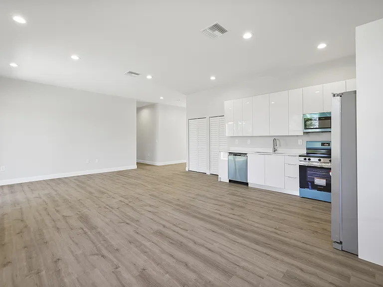 862 Charles Sise St E — Photo 15