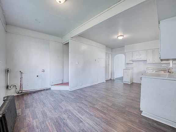 4th image of 625 Walnut St