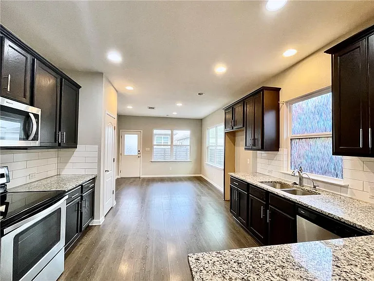 710 Coconut Grove St — Photo 10