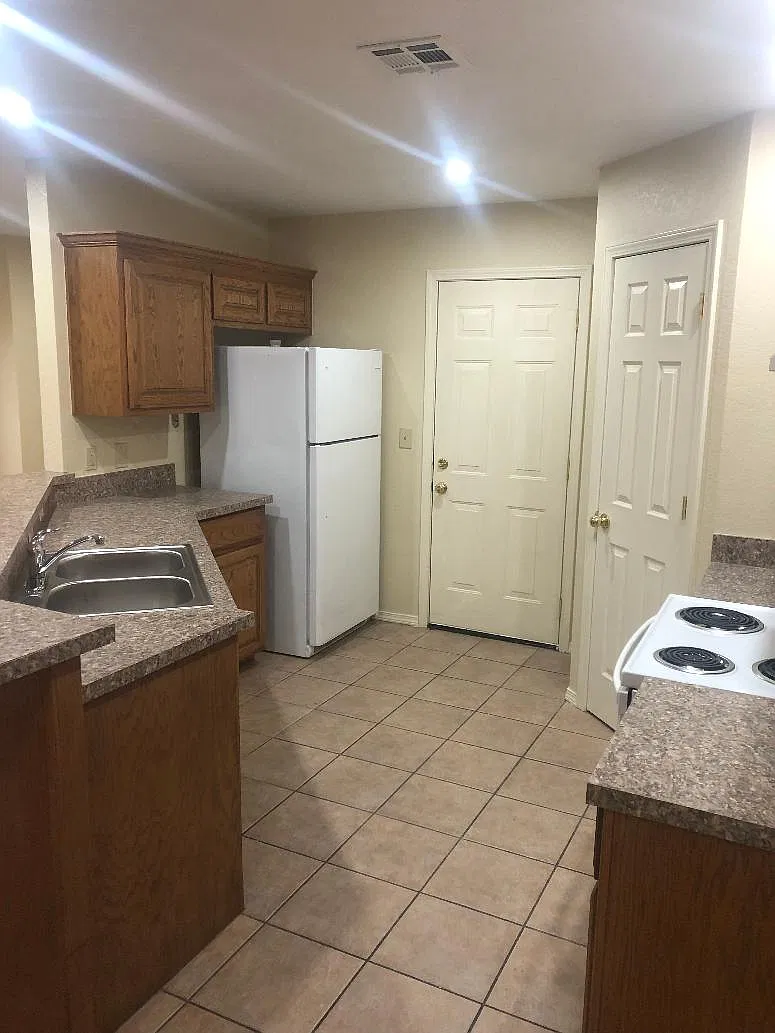 2 bed, 930 sqft, $1,150 — Photo 3