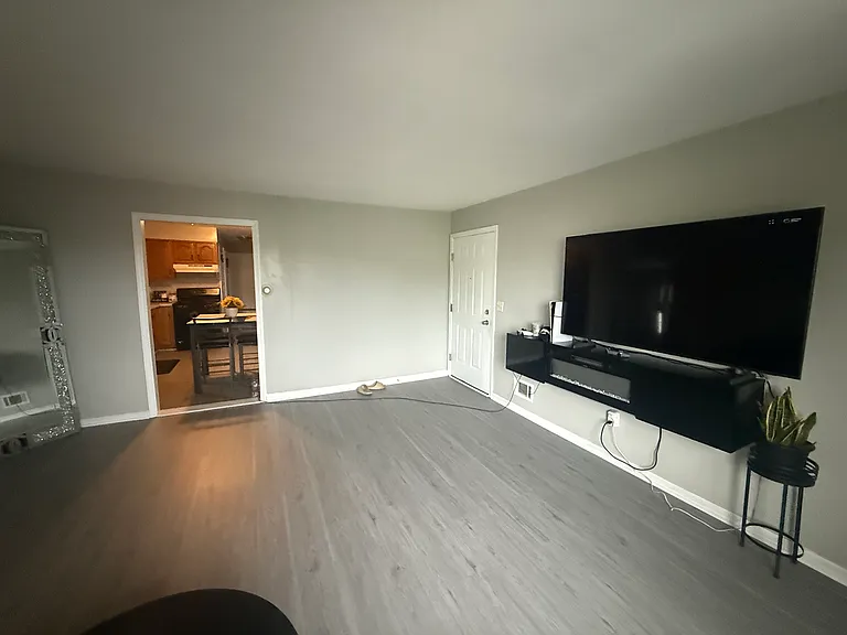 Glenn Dr — Photo 2
