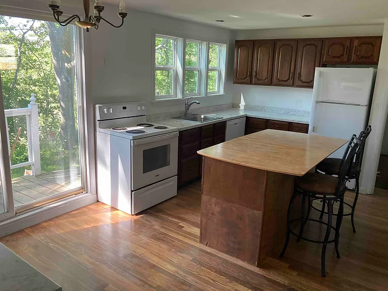 320 Leslie Dr — Photo 4