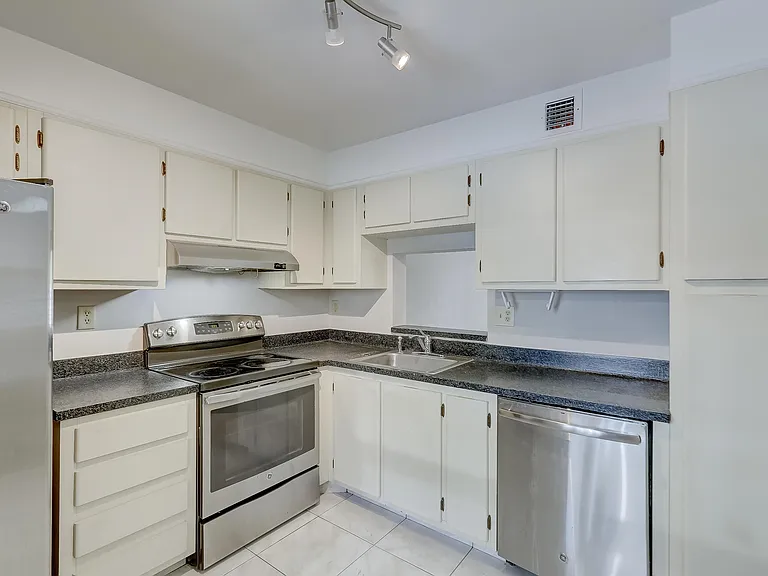 6751 N University Dr #302 — Photo 14