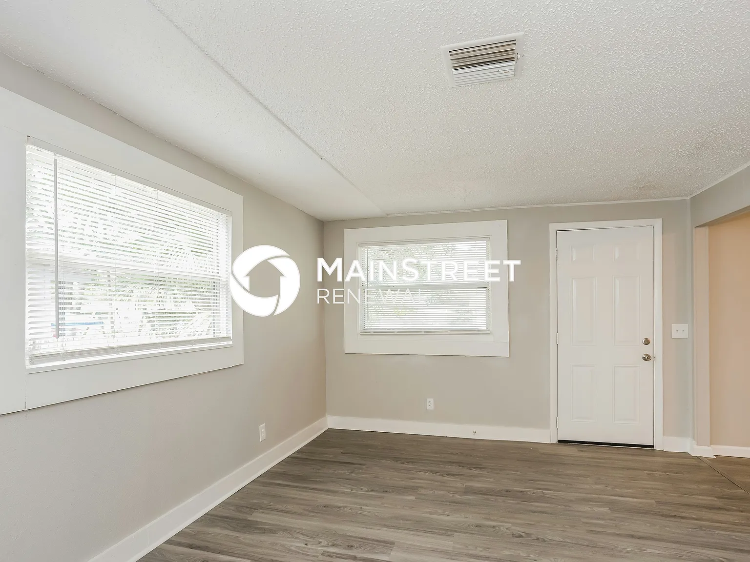 2539 Kingston St S — Photo 3