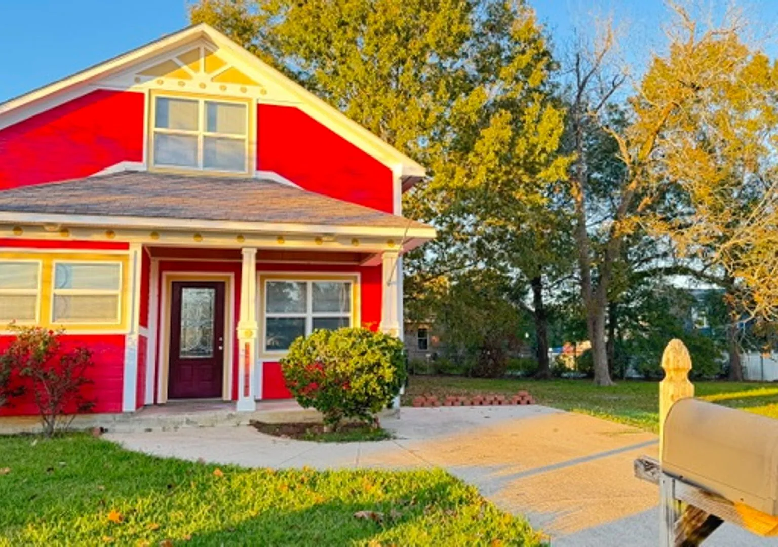 3 Bedroom 2 Bath Cottage Style Home with Large Den — Photo 1