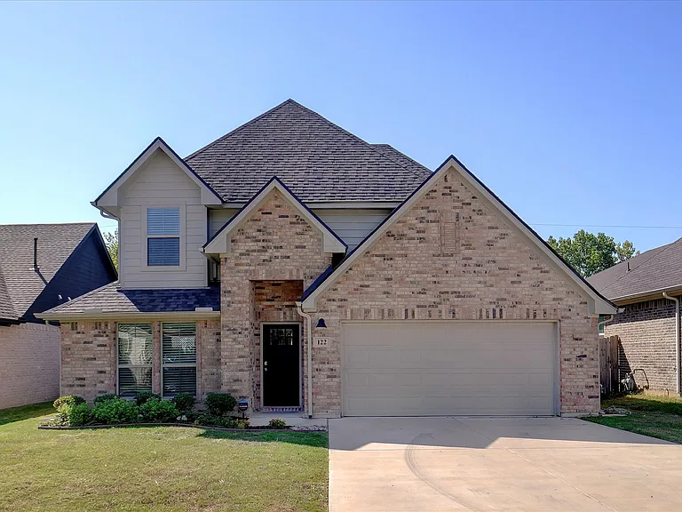 122 Elm Ln — Photo 1