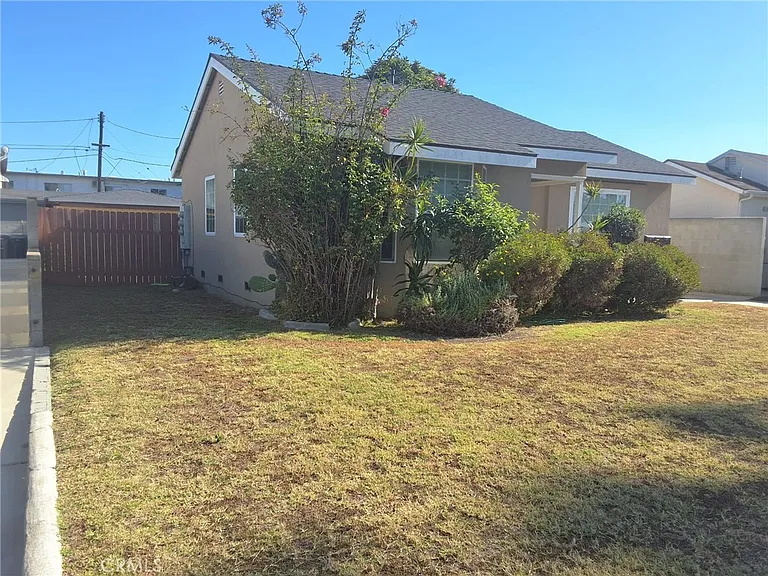 1616 W Gardena Blvd — Photo 1