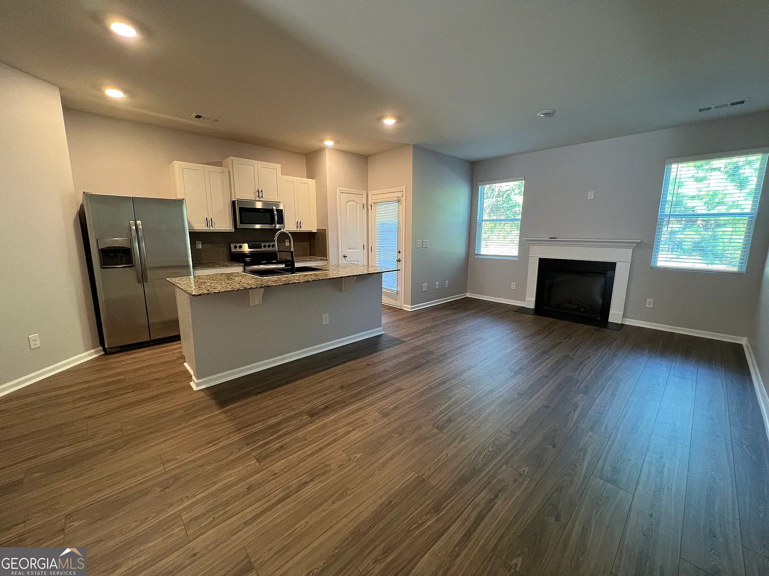 3 bed, 2.5 bath, 1500 sqft, $2,100 — Photo 4