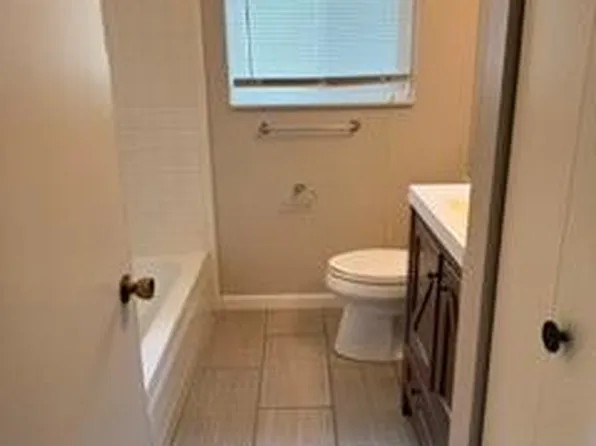 328 E Elmwood Ave #6, Clawson, MI 48017