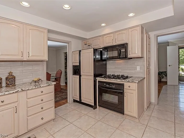 2415 Fenwick Rd — Photo 8