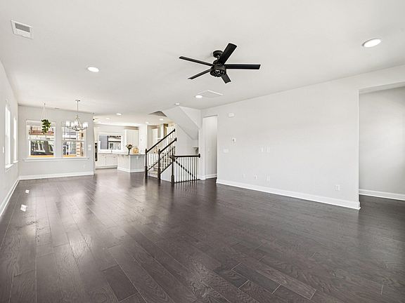5th image of 1061 Larabee Ln