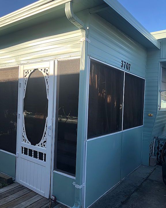 Screen room entrance 