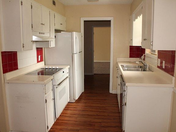 3rd image of 215 Begonia Dr