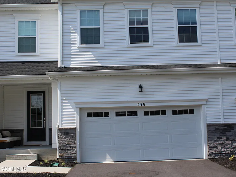 139 Woolley Ct — Photo 2