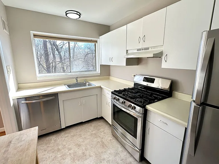 10670 Weymouth St #202 — Photo 4