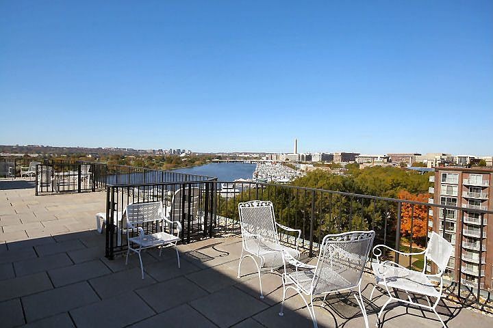 Spacious Rooftop Deck