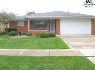 28305 Newland Dr, Warren, MI 48093