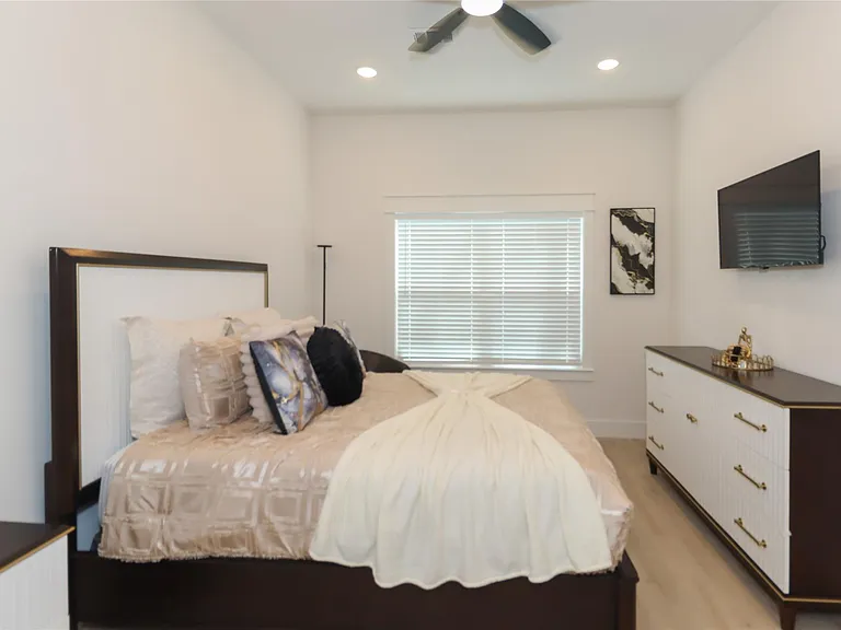 4902 Higgins St #B — Photo 18
