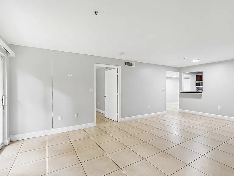 The Oaks Condominium — Photo 17