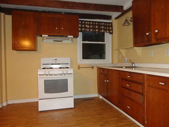 2nd image of 138 Hecla St #2
