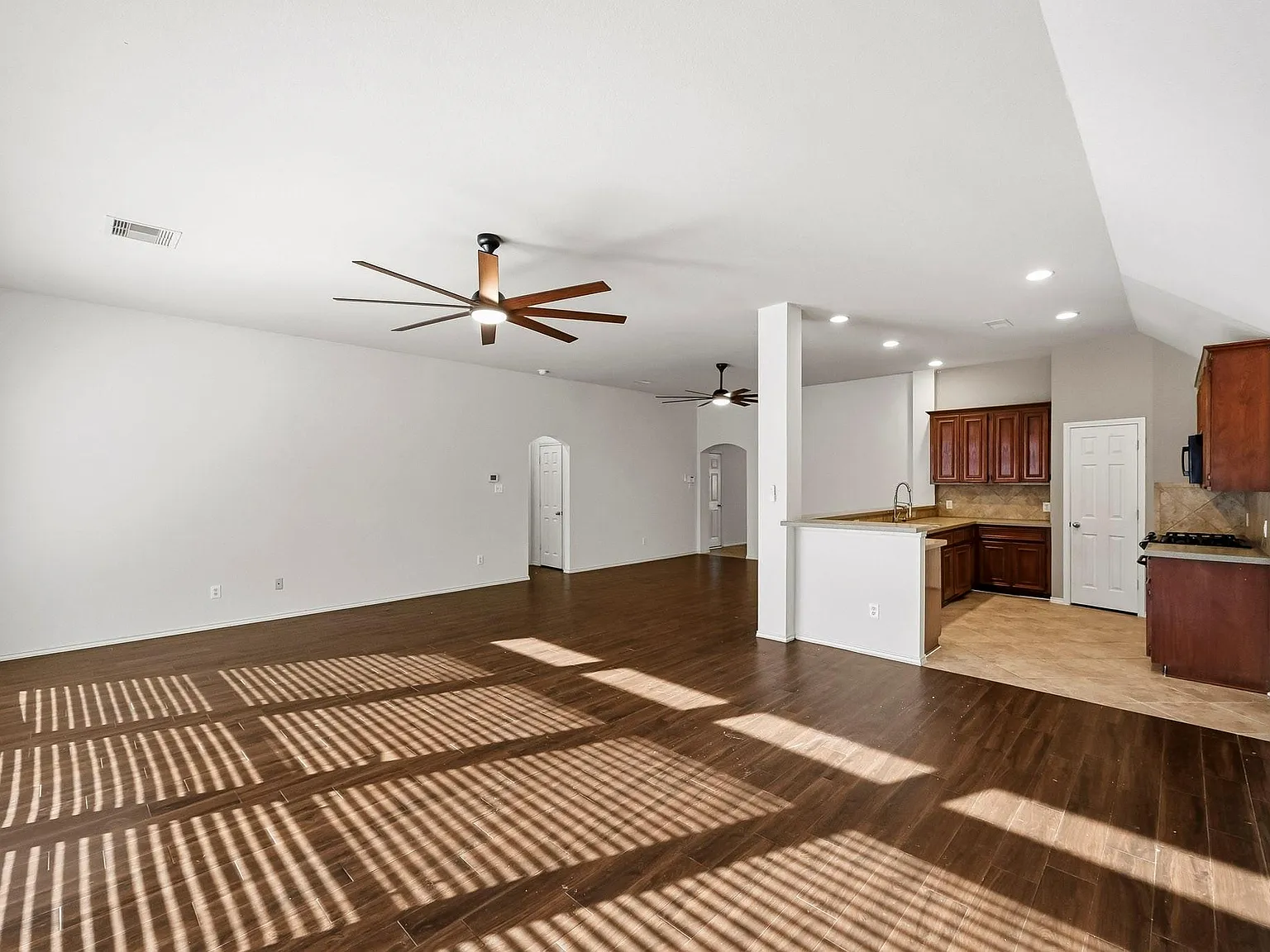 3 bed, 2.0 bath, 1915 sqft, $2,225 — Photo 4