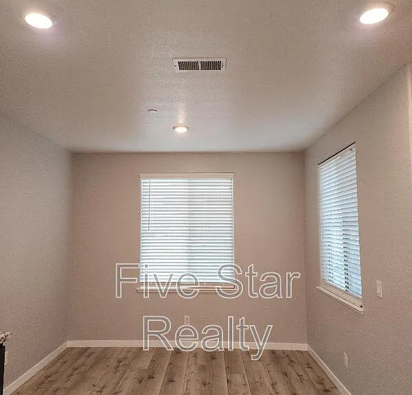 2203 Woodlet St — Photo 4