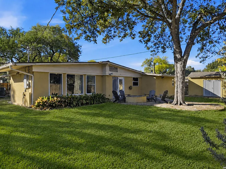415 Calumet Pl — Photo 2