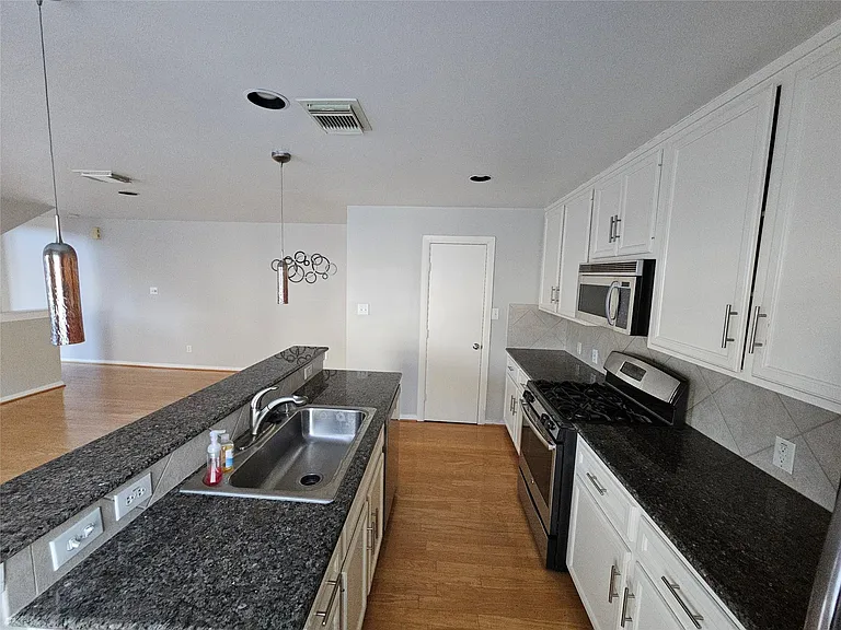 1271 W 17th St — Photo 8