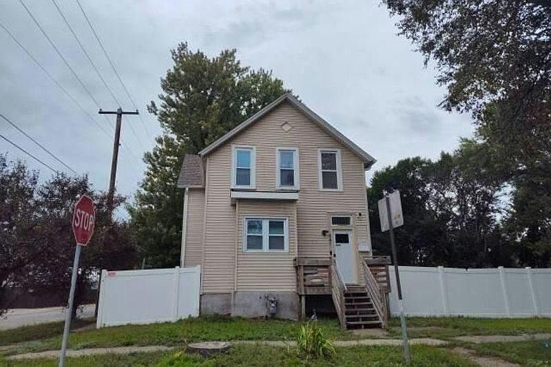 1st image of 841 Marion St