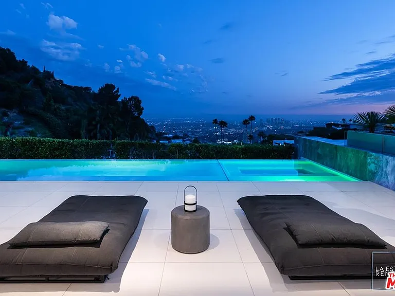 1814 N Doheny Dr — Photo 7