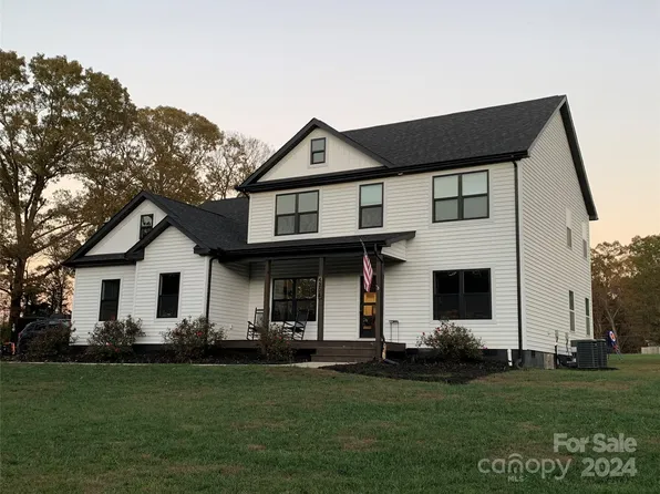 4308 29th Street Dr NE, Hickory, NC 28601